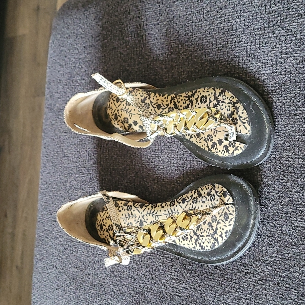Woman's Size 8m snake skin thong sandals